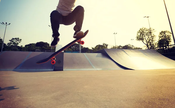Skateboardåkare öva i skatepark — Stockfoto