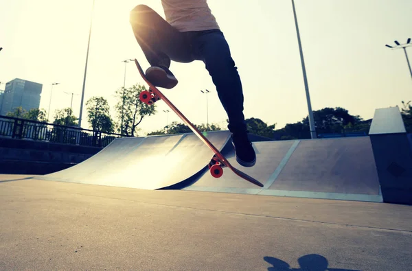 Skateboarder pratiquant dans le skatepark — Photo
