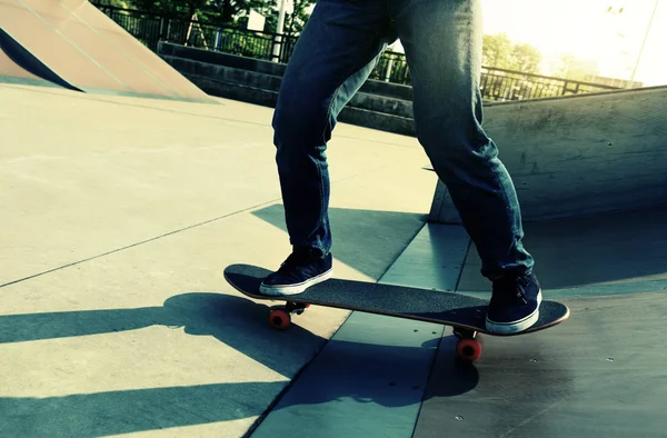 Skateboarder pratiquant sur rampe — Photo