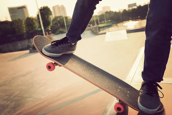 Skateboardista cvičí na rampě — Stock fotografie