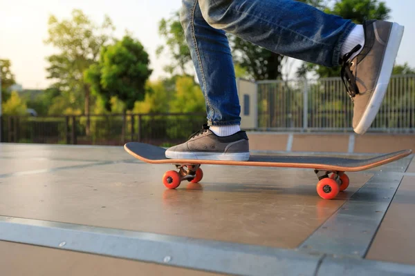 Skateboardista cvičí na rampě — Stock fotografie