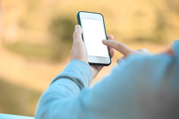 Vista Perto Das Mãos Usando Smartphone Livre — Fotografia de Stock