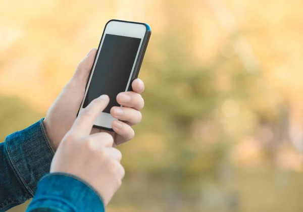 Vista Cerca Las Manos Utilizando Teléfono Inteligente Aire Libre — Foto de Stock