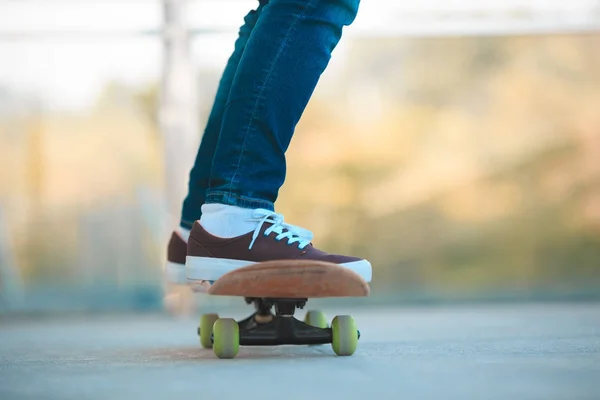 Vista Cerca Las Piernas Del Monopatín Joven Skateboarding Ciudad — Foto de Stock