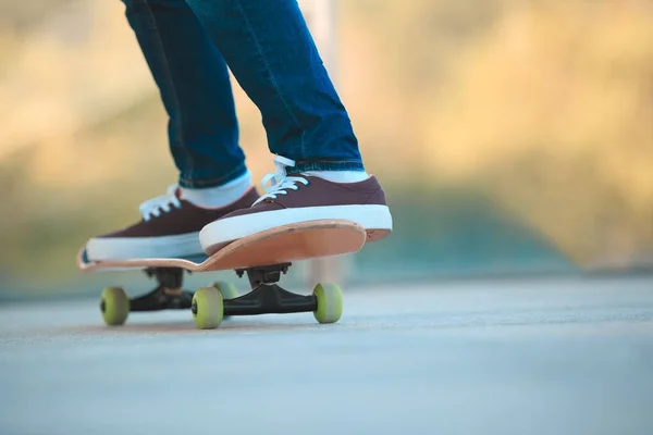 Close Van Jonge Skateboarder Benen Skateboarden Stad — Stockfoto