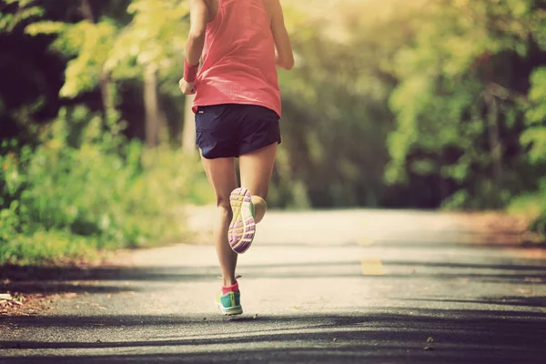 Ung Fitness Kvinna Som Springer Tropisk Skog Spår — Stockfoto