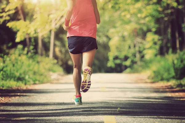 在热带森林小径上奔跑的年轻健康妇女 — 图库照片