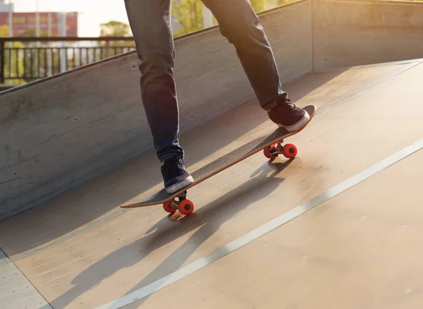 Skateboardista cvičí na rampě — Stock fotografie