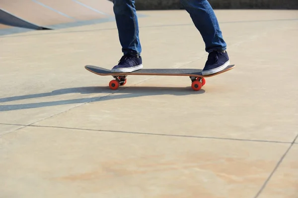 Skateboardista cvičí na rampě — Stock fotografie