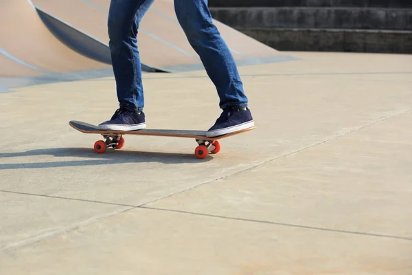 Skateboarder εξάσκηση σε κεκλιμένο επίπεδο — Φωτογραφία Αρχείου