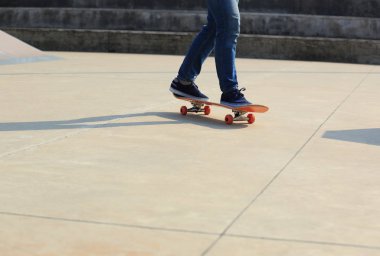 kaykaycı skatepark içinde pratik