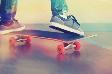 kaykaycı skatepark içinde pratik