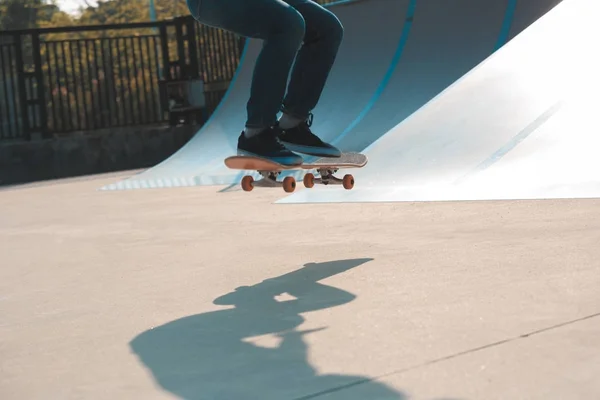 Skatista praticando no skatepark — Fotografia de Stock