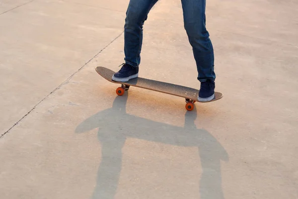 Скейтбордист практикує в скейтпарку — стокове фото