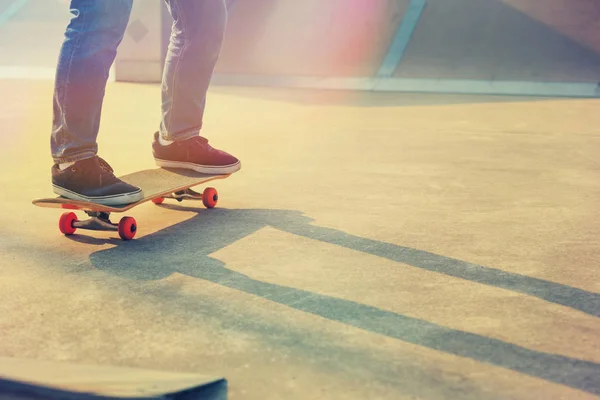 스케이트 보더 skatepark에서 연습 — 스톡 사진