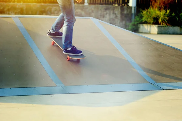 Skateboardista cvičí na rampě — Stock fotografie