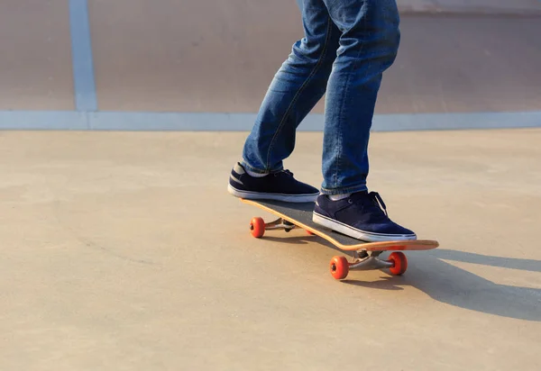 Skateboarder beoefenen op de helling — Stockfoto