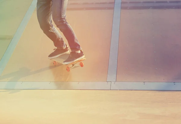 Skateboardista cvičí na rampě — Stock fotografie