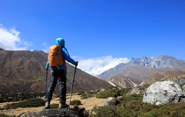 Młoda Kobieta Backpacker Trekking Himalajach — Zdjęcie stockowe