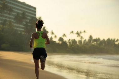 plajda çalışan genç bir kadın