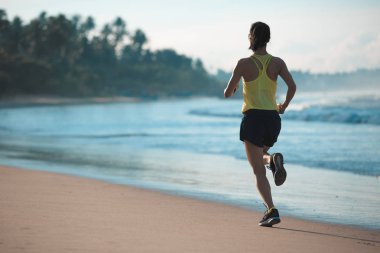 plajda çalışan genç bir kadın