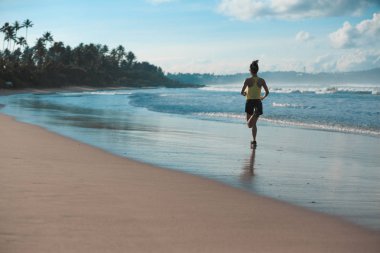 plajda çalışan genç bir kadın