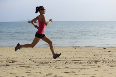 Kumsalda çalışan genç kadın