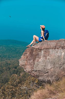 genç kadın dağ kenarında