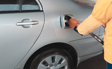 Araba benzin istasyonunda yakıt ile dolu