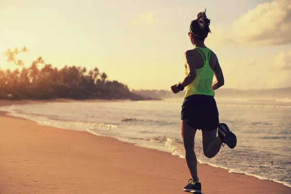 Young woman running on beach — Stock Photo, Image