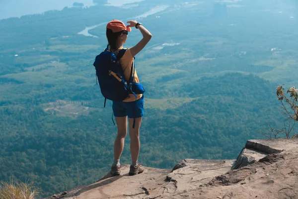 Jonge vrouw op de rand van de berg — Stockfoto