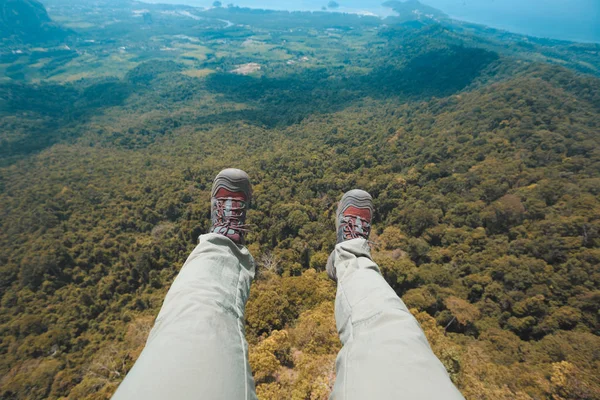 Пешком Ноги Вершине Горы Зеленым Лесом Заднем Плане — стоковое фото