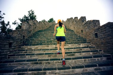 çalışan genç bir kadın