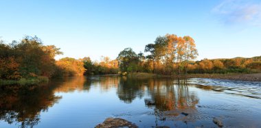 nehir ve sonbahar orman üzerinde güzel gündoğumu