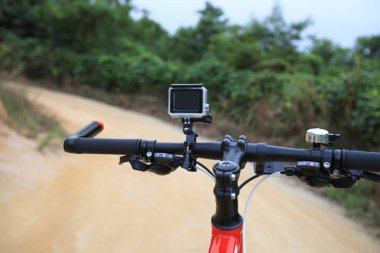 Dağ bisikleti üzerinde monte edilmiş kamera yakın çekim