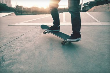 rampa üzerinde pratik kaykaycı  