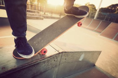 rampa üzerinde pratik kaykaycı  