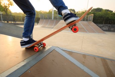 rampa üzerinde pratik kaykaycı  