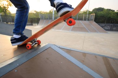 rampa üzerinde pratik kaykaycı  