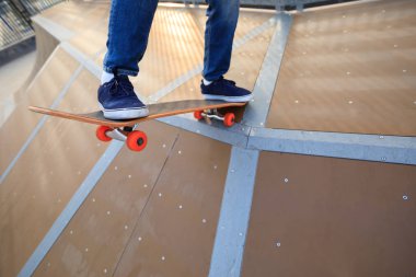 rampa üzerinde pratik kaykaycı  