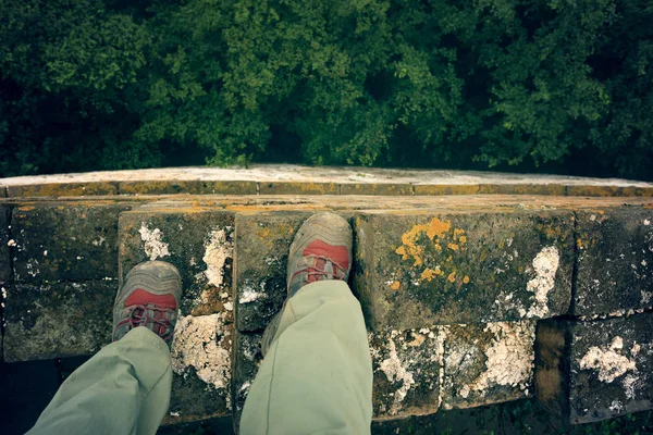 Hiker Legs Standing Edge Cliff — Stock Photo, Image