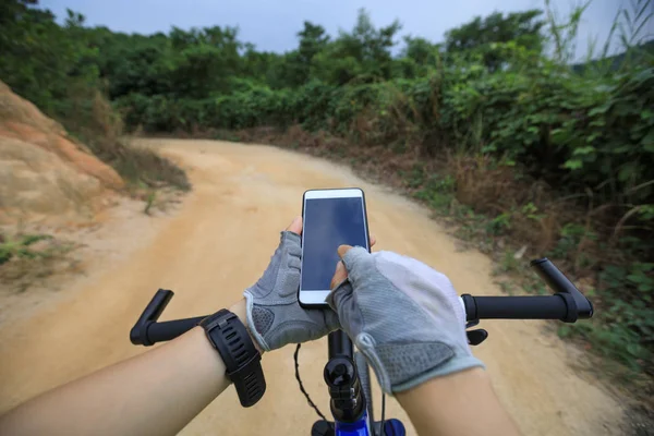 Cycliste Utilisant Smartphone Pour Navigation Vélo Montagne Sur Sentier Montagne — Photo
