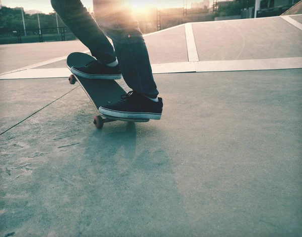 Skateboardista cvičí na rampě — Stock fotografie