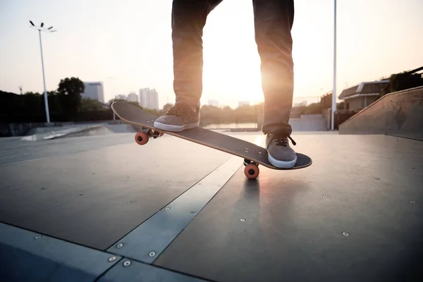 Skateboarder pratica su rampa — Foto Stock