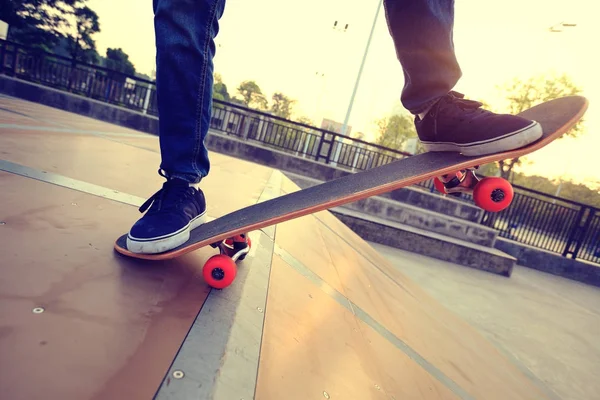 Skateboarder pratica su rampa — Foto Stock