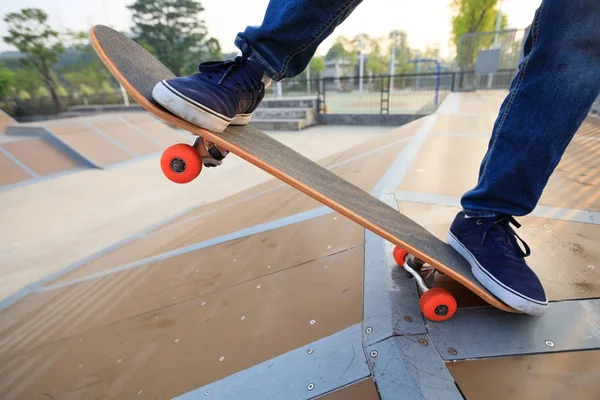 Skateboarder beoefenen op de helling — Stockfoto