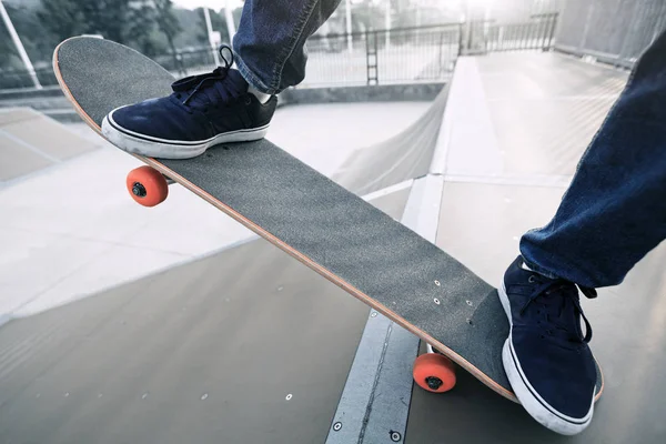 Skateboardista cvičí na rampě — Stock fotografie