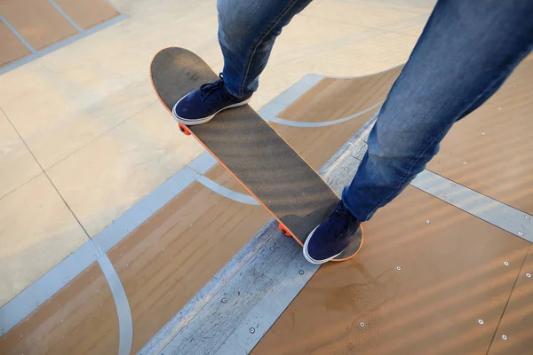 Skateboardista cvičí na rampě — Stock fotografie