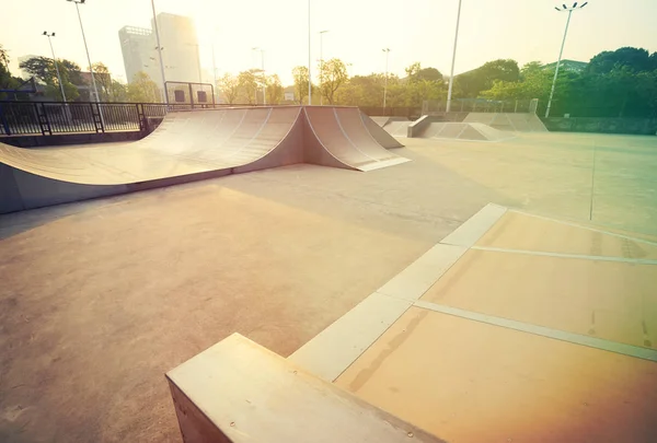 Prázdné skatepark rampa — Stock fotografie