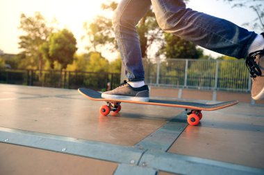 rampa üzerinde pratik kaykaycı  